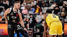 Mat�j Svoboda (vlevo) z Nymburka brání v zápase s Interem Bratislava, u mí�e...