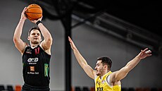 Jaromír Bohaík z Nymburka stílí na ko Interu Bratislava, brání ho Matej...