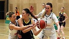 Ostravské basketbalistky Veronika Szabó (vlevo) a Iva Beloevipvá brání Adélu...
