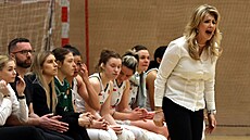 Trenérka Iveta Raková burcuje ostravské hráky.