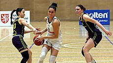 Kate�ina Ká�ová z SB� Ostrava úto�í mezi hrá�kami Slovanky Zuzanou Tomanovou...