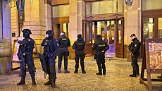 Zásah v kavárn� u Obecního domu kv�li anonymem nahlá�ené bomb�. (19. února 2025)