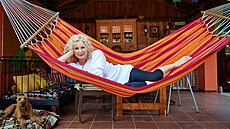 Here�ka a zp�va�ka Sv�tlana Nálepková se v�nuje také kou�inku a vede seminá�e...