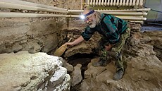 Archeolog Jií Klsák odhaluje nové skutenosti o historii sokolovského zámku....