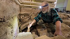 Archeolog Ji�í Klsák odhaluje nové skute�nosti o historii sokolovského zámku....