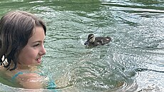 Hanina, dcera zví�ecího ochránce Karla Makon�, se o nalezence starala p�es sedm...