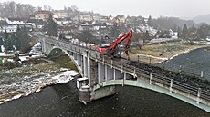 Silni�á�i za�ali opravovat v Liblín� na Rokycansku most p�es Berounku, který...