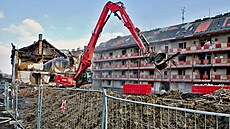 Za�ala demolice t�í objekt� v Jate�ní ulici v Plzni, které byly nechvaln�...