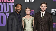 Chiwetel Ejiofor, Renée Zellwegerová a Leo Woodall v New Yorku (12. února 2025)