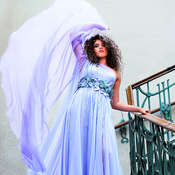 Kv�tinové ozdoby a záplava splývavé �e�íkové látky z vás ud�lá pravou královnu...