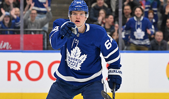 David Kämpf z Toronta oslavuje trefu proti Carolin�.