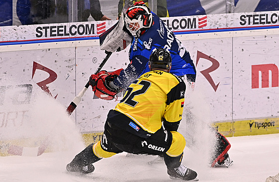 K mantinelu se vydal vítkovický branká� Hrachovina, dotírá na n�j litvínovský...