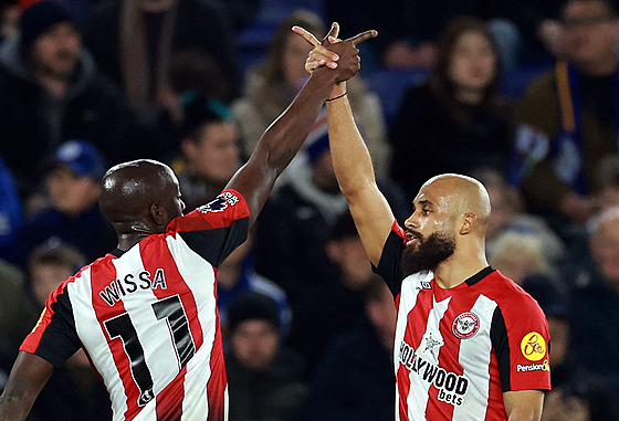 Bryan Mbeumo (vpravo) a Yoane Wissa oslavují gól z Brentfordu na h�i�ti...