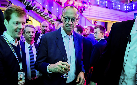 CDU/CSU získala ve volbách 28,5 procenta hlas�, a Merz tak z�ejm� zamí�í do...