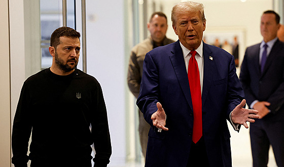 Zvolený americký prezident Donald Trump a ukrajinský prezident Volodymyr Zelenskyj (vlevo).