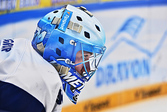 Michal Postava, branká� Komety Brno, b�hem extraligového utkání proti Karlovým...