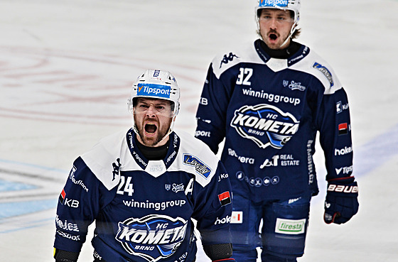 Michal Gula�i (�íslo 24) slaví gól Komety Brno do sít� Karlových Var�. (21....