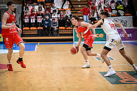 Filip Horváth z BK KVIS Pardubice se prodírá nymburskou obranou.