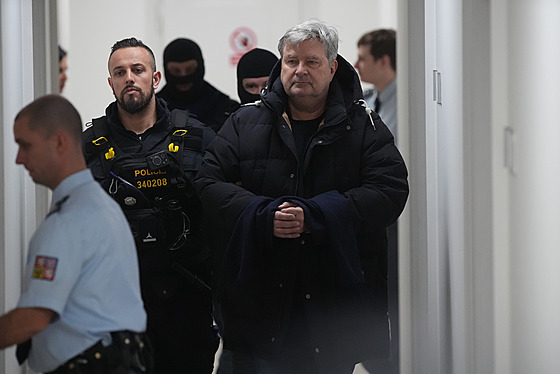 Advokát Miroslav Jansta p�i�el v doprovodu policie k soudu. Ten rozhodne, zda...