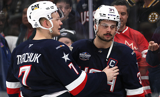Americký kapitán Auston Matthews (vpravo) smutní po proh�e ve finále Four...