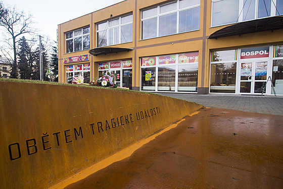 Ped objektem, kde sídlila restaurace Druba, vzniknul památník obtem stelby.