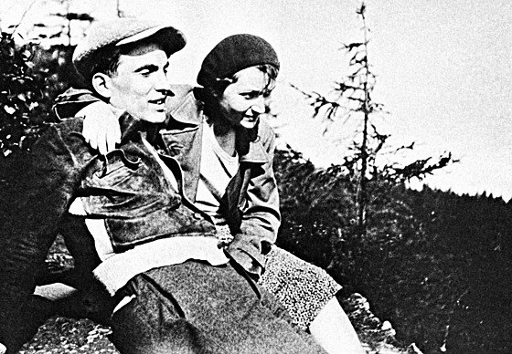Rok 1932. Budoucí národní hrdina Julius Fuík a budoucí národní vdova, tehdy...