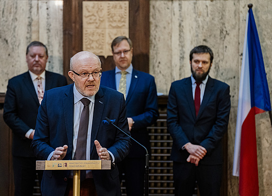 Vlastimil Válek, místop�edseda vlády a ministr zdravotnictví. Na snímku spolu s...