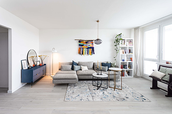 Sv�tlé barvy i moderní materiály opticky zv�t�ily obývací pokoj. St�ny i strop...