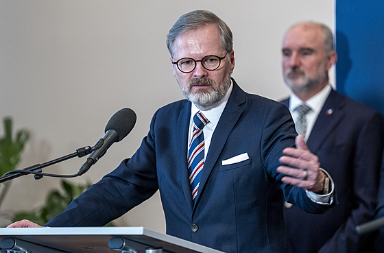 Tisková konference po pracovním setkání se zástupci obranného pr�myslu. Premiér...