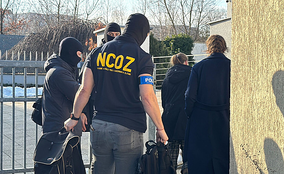 Policisté zasahují také v dom� zadr�eného �editele motolské nemocnice Miloslava...