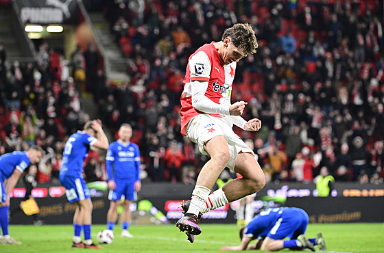 Mojmír Chytil slaví gól, za ním jsou ne��astní hrá�i Táborska, kte�í m�li...