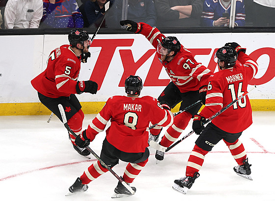 Connor McDavid (�íslo 97) se raduje z vít�zné trefy proti Ameri�an�m.