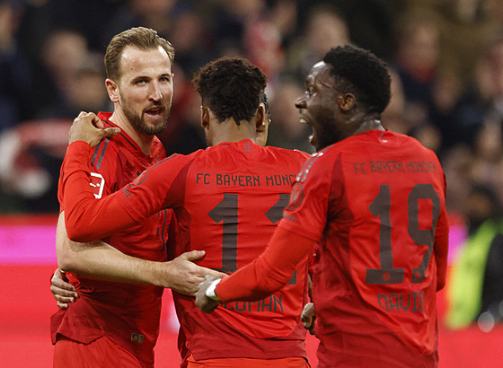 Radost fotbalist� Bayernu Mnichov po gólu proti Frankfurtu.
