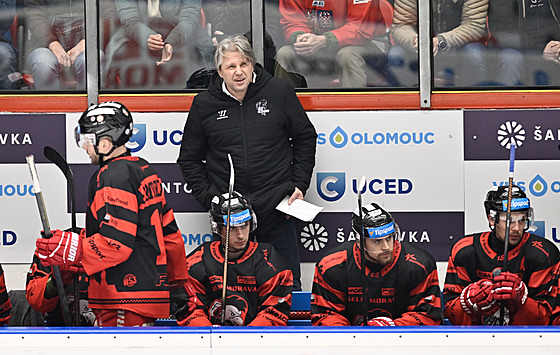 Trenér Jan Tomajko na st�ída�ce Olomouce.