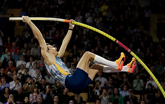 �védský ty�ka� Armand Duplantis na halovém mítinku v Clermont-Ferrand.