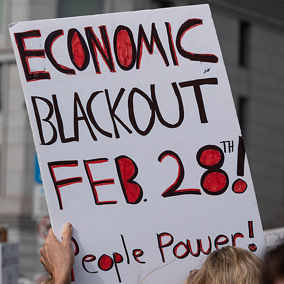 �Ekonomický výpadek 28. února! Lidé mají sílu!� �íká transparent jednoho z...