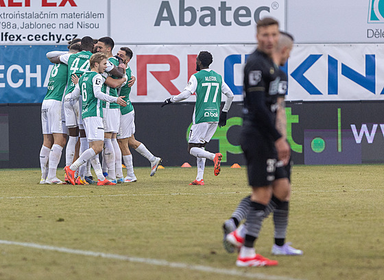 Fotbalisté Jablonce se radují z gólu proti Karviné.
