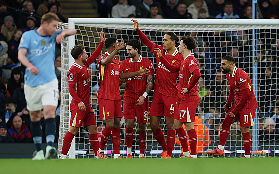Fotbalisté Liverpoolu slaví gól proti Manchesteru City.