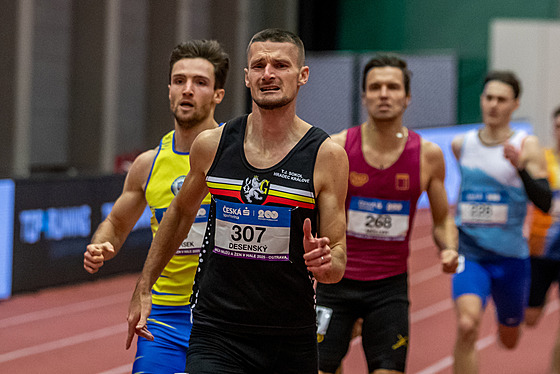 Michal Desenský bí závod na 400 metr na halovém MR v Ostrav.