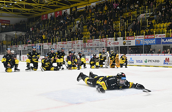 Litvínovský Pawel Zygmunt slaví s fanouky výhru nad Mladou Boleslaví.