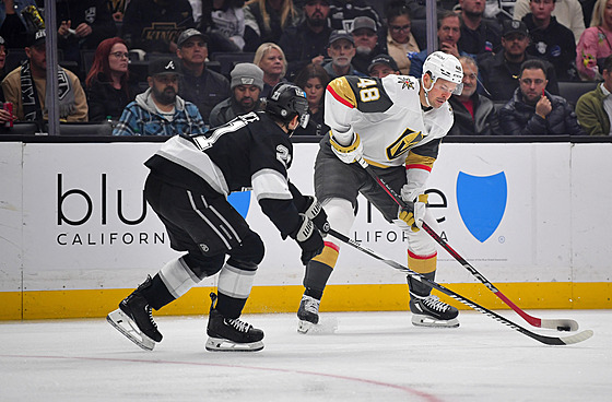 Tomá� Hertl brán�ným Jordanem Spencem.