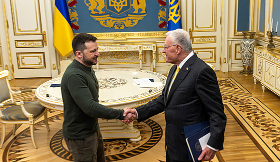 Ukrajinský prezident Volodymyr Zelenskyj se zmocnncem amerického prezidenta...