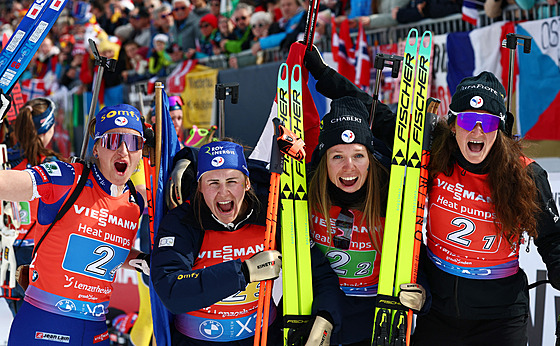 Francouzské biatlonistky se radují ze zlatých medailí na mistrovství sv�ta.