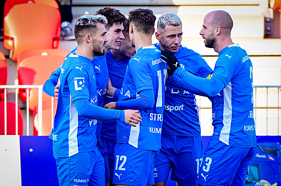 Fotbalisté Mladé Boleslavi se radují z gólu v utkání s Pardubicemi.