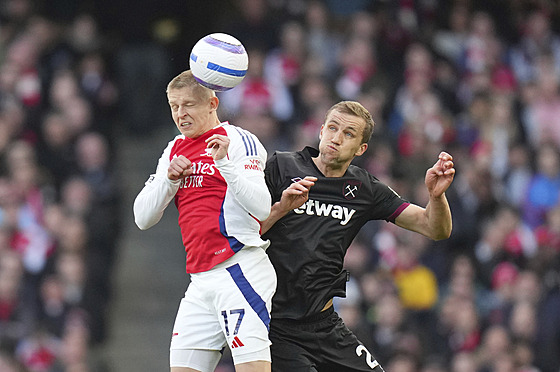 Arsenalský Olexandr Zin�enko v hlavi�kovém souboji s Tomá�em Sou�kem z West...