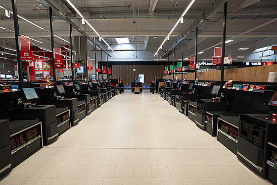 Samoobslu�né pokladny v nové prodejn� Kaufland v Praze-Slivenci. (26. února...