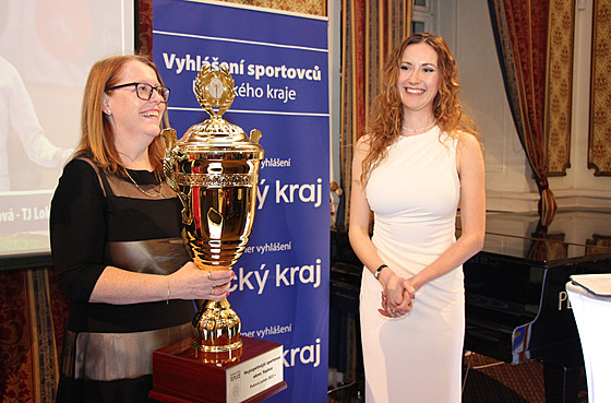Pohár ermíka pevzala z rukou 1. námstkyn hejtmana Jindry Zalabákové