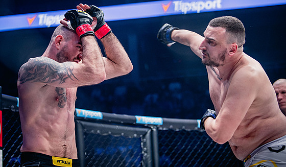 Dan kvor (vlevo) se pipravuje na úder od soupee Antonia Zovaka na turnaji...