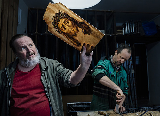 V um�leckém sklená�ství Petra Coufala (v pop�edí) restaurují vitrá�e katedrály...