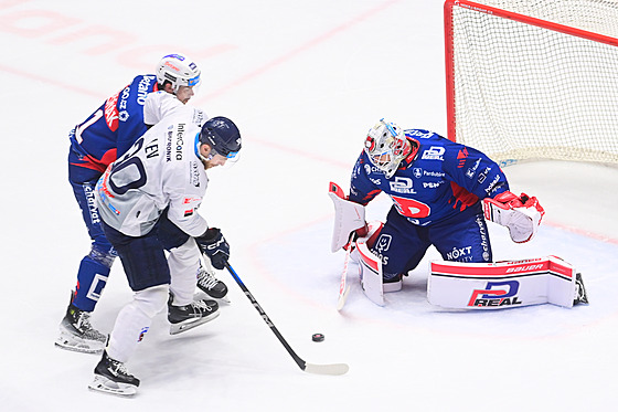 Plze�ský Jakub Lev se sna�í ohrozit pardubickou branku.